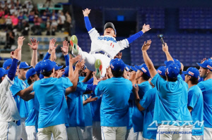 물음표 걷어내니 배려와 예우가 보였다, '괴물타자' 무라카미 프로 첫 1번 출전 첫 타석 루킹 삼진 후 교체, 은퇴경기 선발 오카다는 최고 타자 마지막 상대하고 강판[민창기의 일본야구]