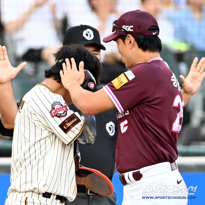 헤드샷 맞고도 상대 루키에게 미소→도루 성공→득점까지...'배려+투혼' …