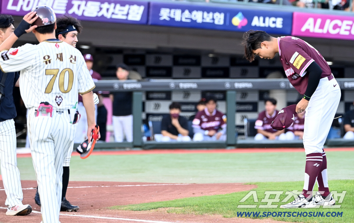 헤드샷 맞고도 상대 루키에게 미소→도루 성공→득점까지...'배려+투혼' …