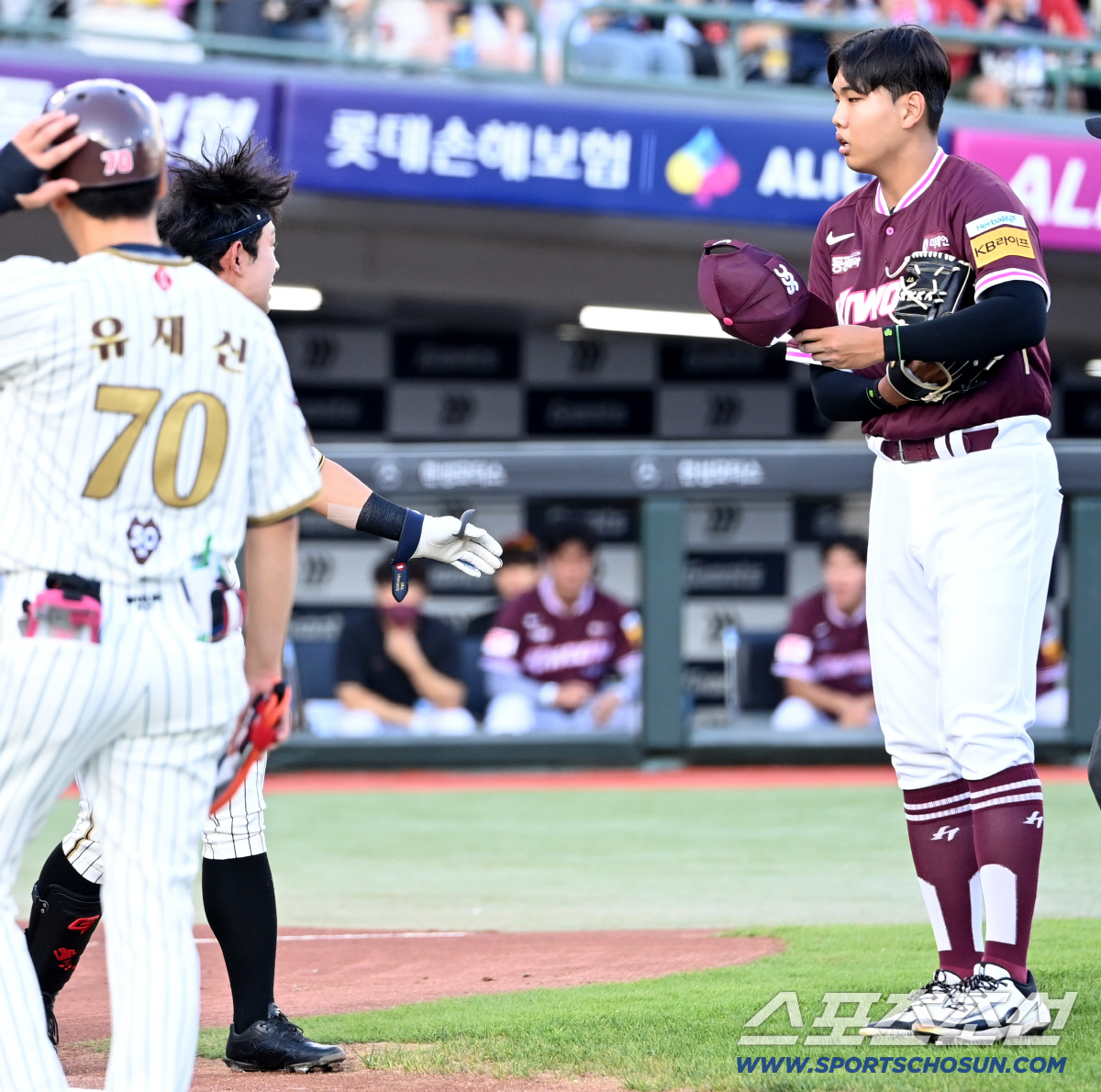 헤드샷 맞고도 상대 루키에게 미소→도루 성공→득점까지...'배려+투혼' …