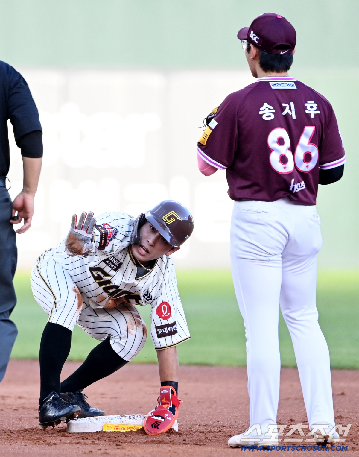 헤드샷 맞고도 상대 루키에게 미소→도루 성공→득점까지...'배려+투혼' …
