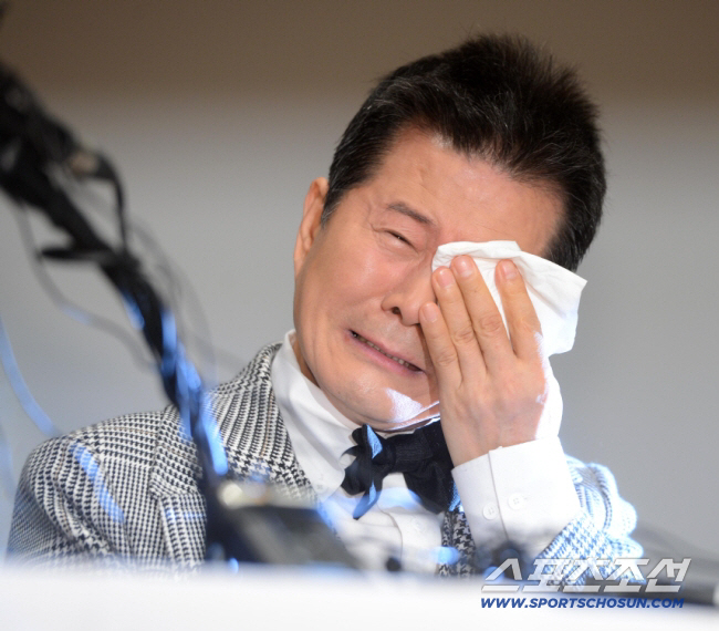 '6년째 치매 옥경이♥' 태진아 "다칠까봐 서로의 팔에 끈 묶고 잔다" …