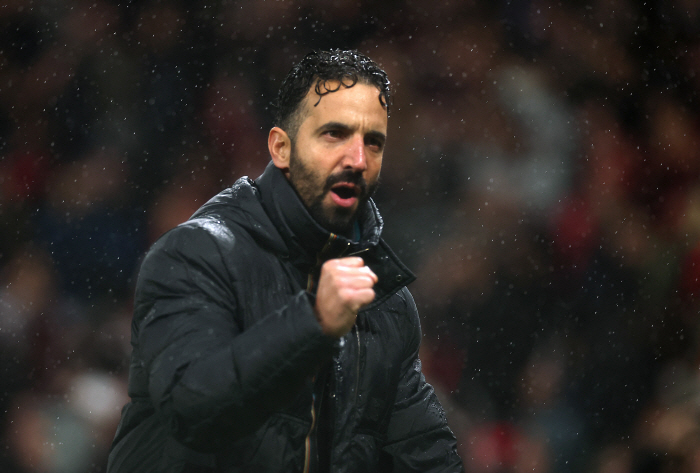 '英 BBC도 경악 '"교황이 설득해도 전술 안 바꿔" 아모림의 고집, 월척 낚았다...'카세미루 퇴장' 맨유, '산체스 퇴장' 첼시 상대 2-1 승리