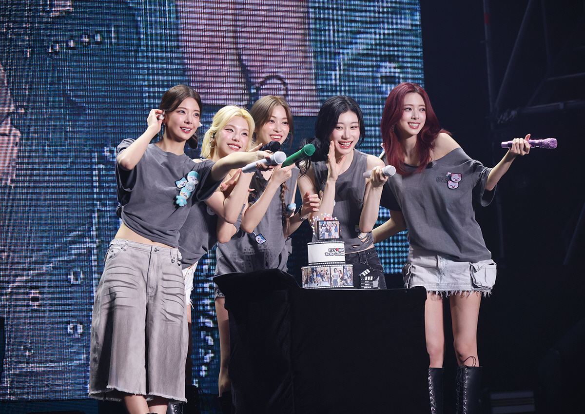 [공식] ITZY, JYP와 전원 조기 재계약 "7년 너무 짧아"