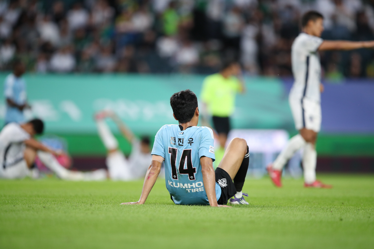 벌써 '조기우승' 분위기에 취했나…다시 '악몽의 3월'로 돌아간 전북, …