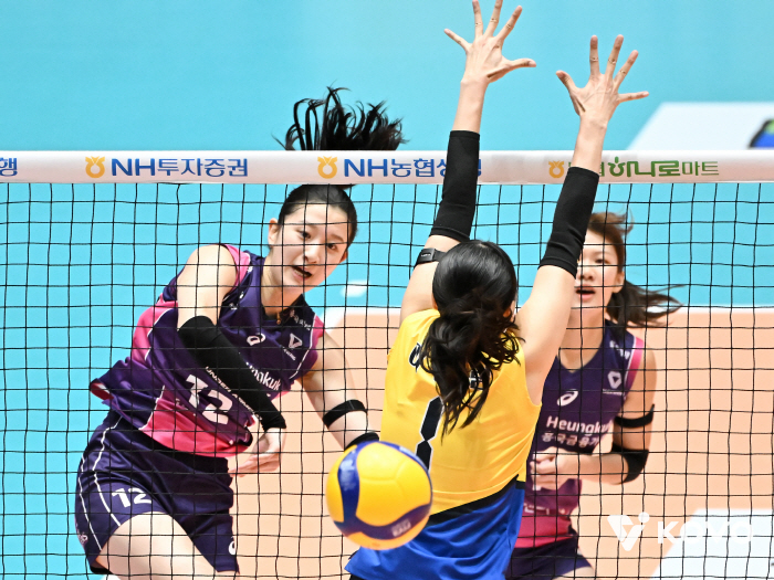 김연경 벌써 그립습니다.. 공백 이렇게 큰가. 디펜딩챔피언의 완패 → 흥국생명, 컵대회 1차전 현대건설에 1-3 무릎 꿇었다
