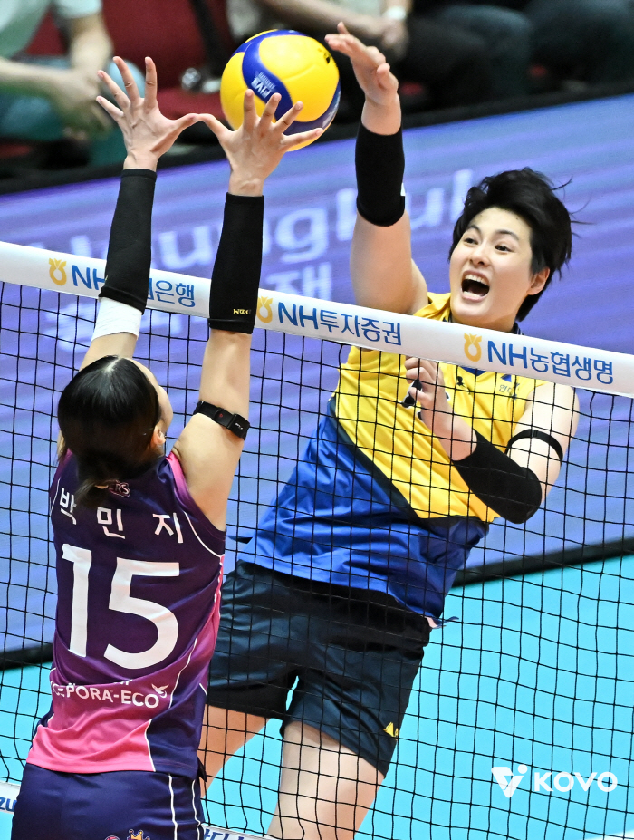 노란 유니폼 잘 어울린다! 김희진(현대건설) → "다인이가 '언니 생각 많아보인다'고 하더라"