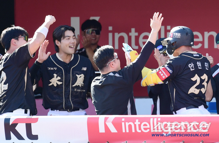 '4위 사수 대위기' 삼성 0.5G차 쫓긴다, KT 2연승…괴력의 안현민 22호포+헤이수스 9승[수원 리뷰]