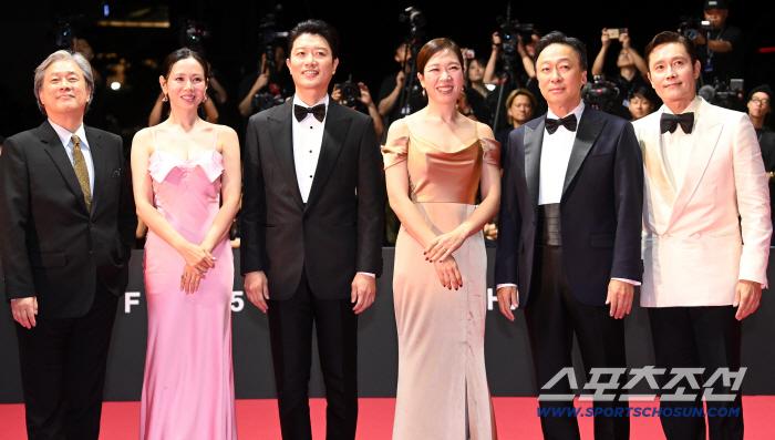 BIFF 개막작 효과 톡톡..'어쩔수가없다' D-3 예매 30만장 돌파 "올해 韓영화 최고 기록"[공식]