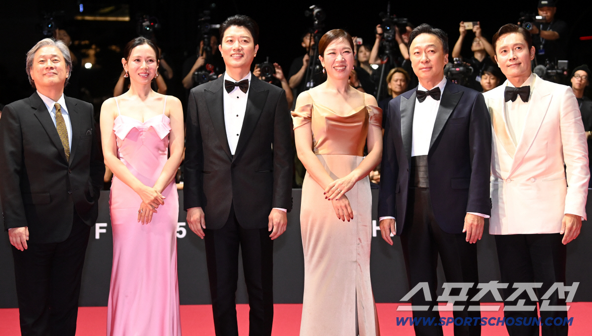 BIFF 개막작 효과 톡톡..'어쩔수가없다' D-3 예매 30만장 돌파 …