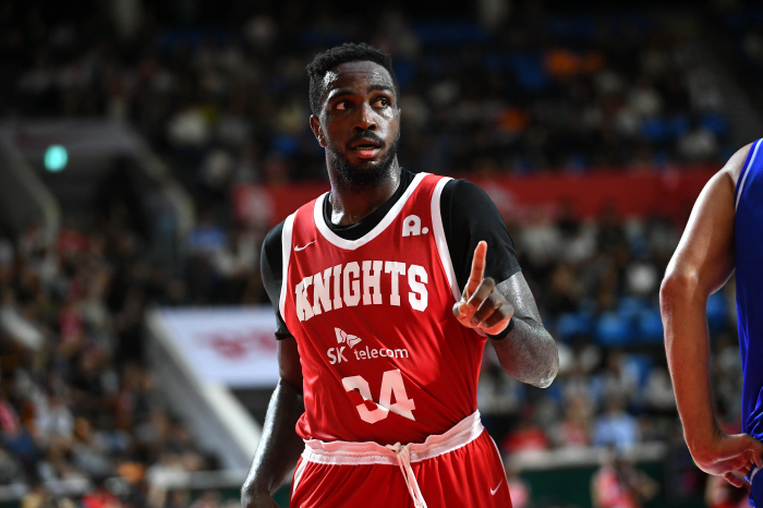 "역시 'KBL 킹'" 더 강력해진 SK 자밀 워니 "수 많은 선수와 매치업…그래도 즐기고 있다"