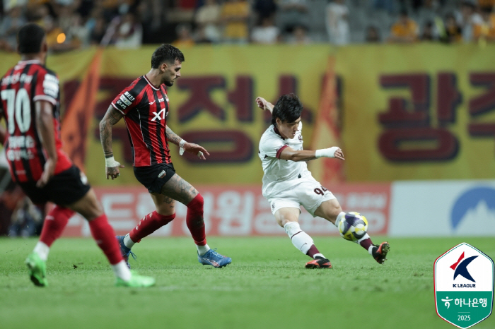 [K리그1 현장리뷰]"김기동 포효, 또 포효" FC서울, 광주에 3-0 …