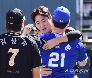 '상수도 규민도 울컥... 형님 먼저 아우들도 곧 따라갑니다' 함께 눈시울 붉힌 푸른 피 후배들[수원현장]