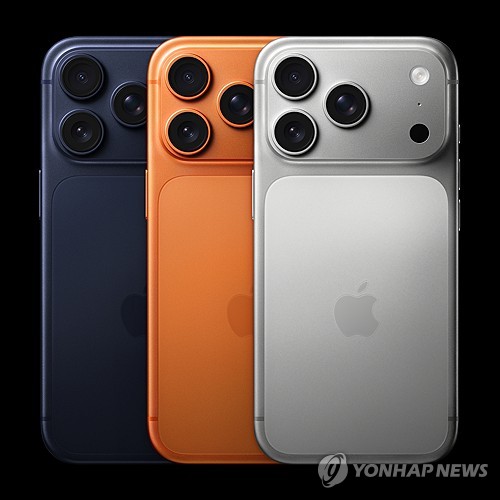 (서울=연합뉴스) SK텔레콤이 12일부터 오는 18일까지 아이폰 신제품(아이폰 17 프로· 아이폰 17 프로 맥스·아이폰 에어·아이폰 17)의 사전 예약을 진행한다고 밝혔다. 사진은 아이폰 17 프로 라인업. 2025.9.12 [SK텔레콤 제공. 재판매 및 DB 금지] photo@yna.co.kr
