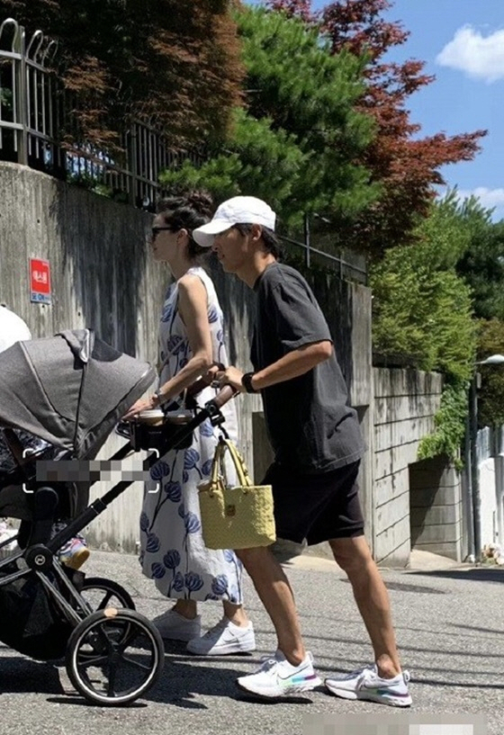 ‘두 아이 아빠’ 송중기, 40번째 생일 근황 "유모차 산책+♥케이티와 …