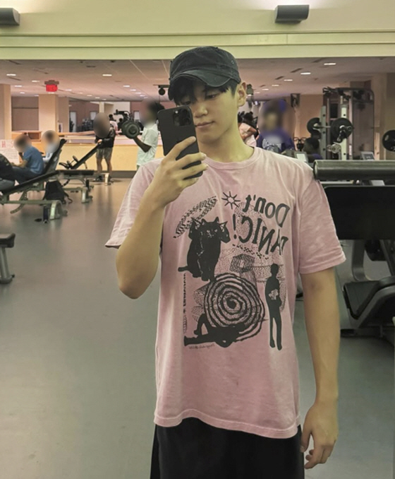 윤후, 벌크업 후 벤치프레스 '50kg' 거뜬...美 명문대 시험 앞두고…