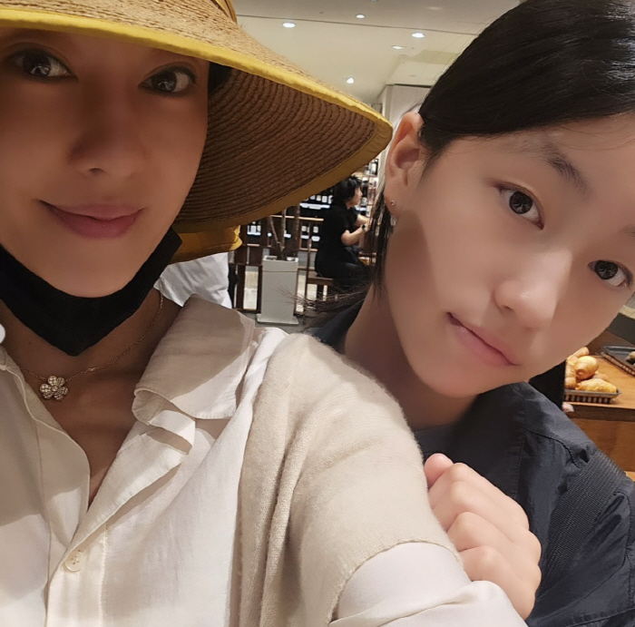"10월 예약도 마감"...미용사 된 이지현, "니들은 남편 있지?" 플…