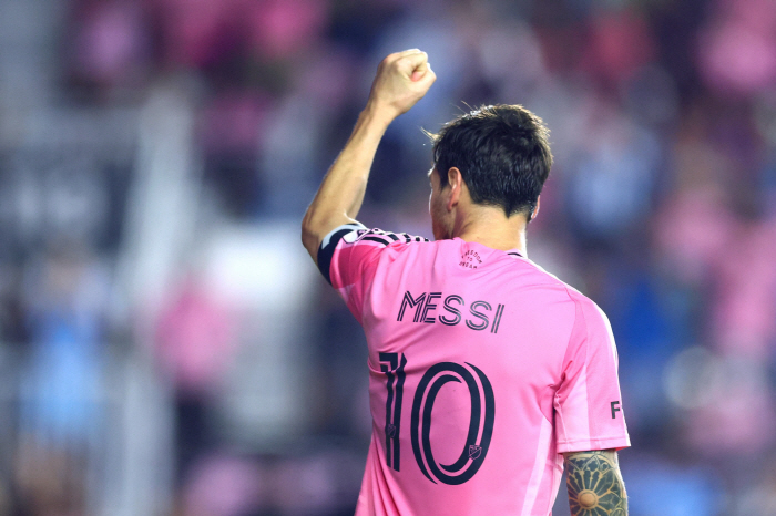 ‘亞 최초 EPL 득점왕’ 손흥민 안타깝다, 미국 득점왕은 꿈도 못 꾸겠다...인간 아닌 메시 '22골 10도움' 초절정 활약