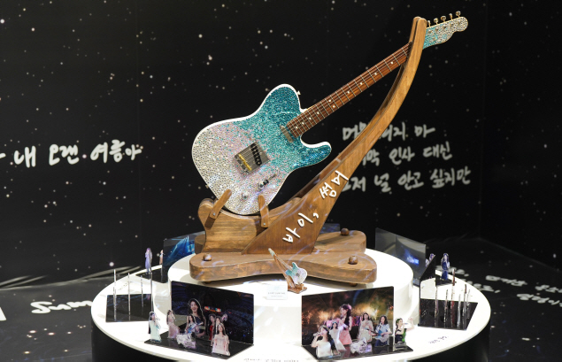 아이유, '팝업스토어'도 그녀답다…취약계층 2억기부·교환편지까지