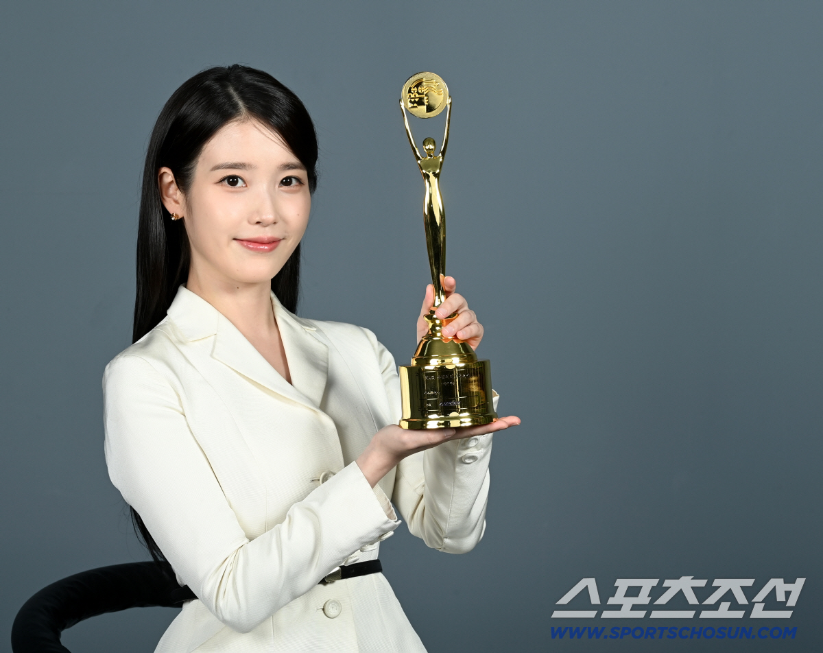 아이유, '팝업스토어'도 그녀답다…취약계층 2억기부·교환편지까지