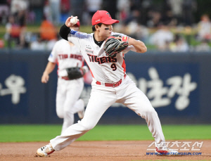 내외야 구멍 '숭숭'…꽃감독 홧병 부르는 치명적 실수의 연속, '최다 실책 2위'는 성장통일까 [광주포커스]