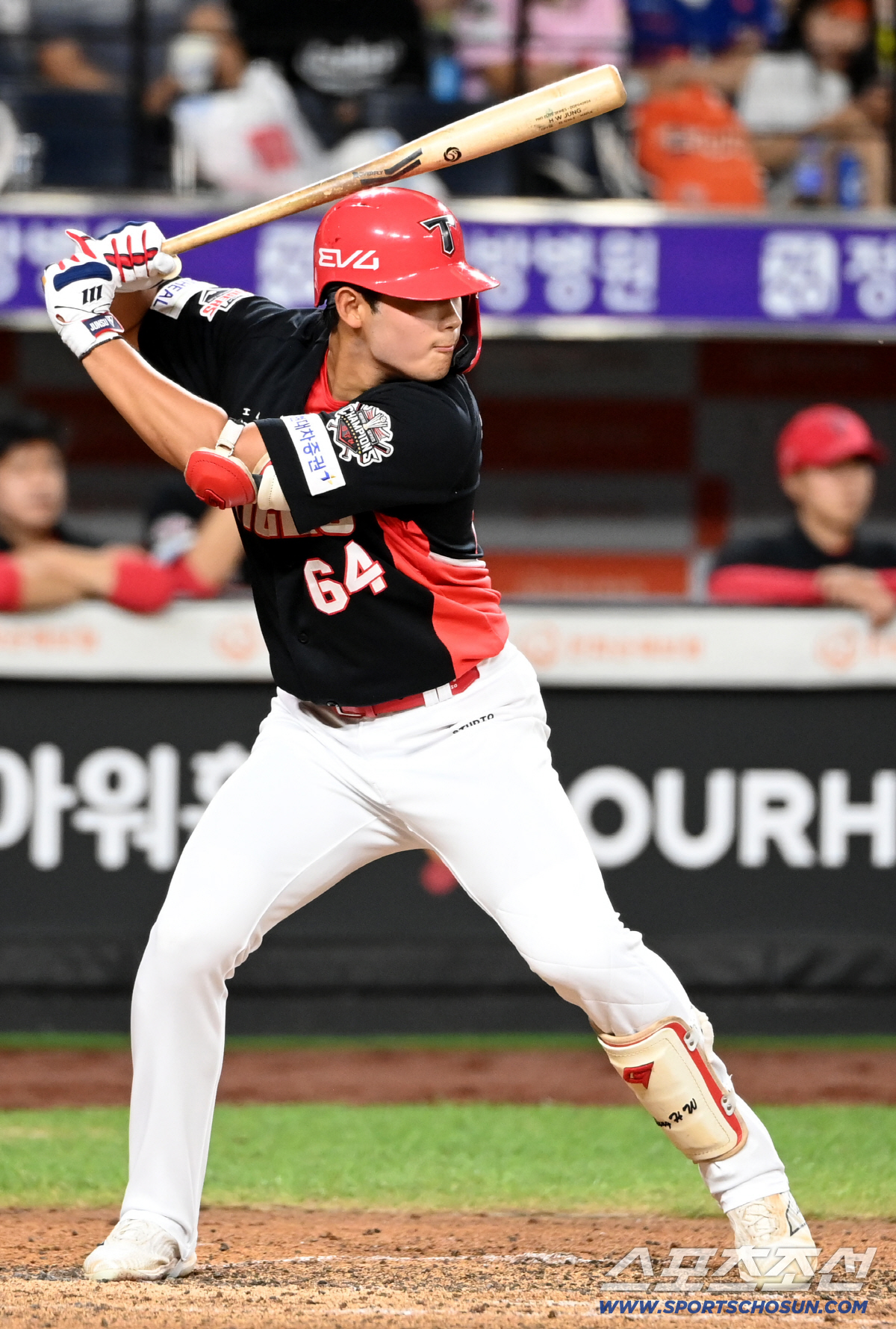 내외야 구멍 '숭숭'…꽃감독 홧병 부르는 치명적 실수의 연속, '최다 실…