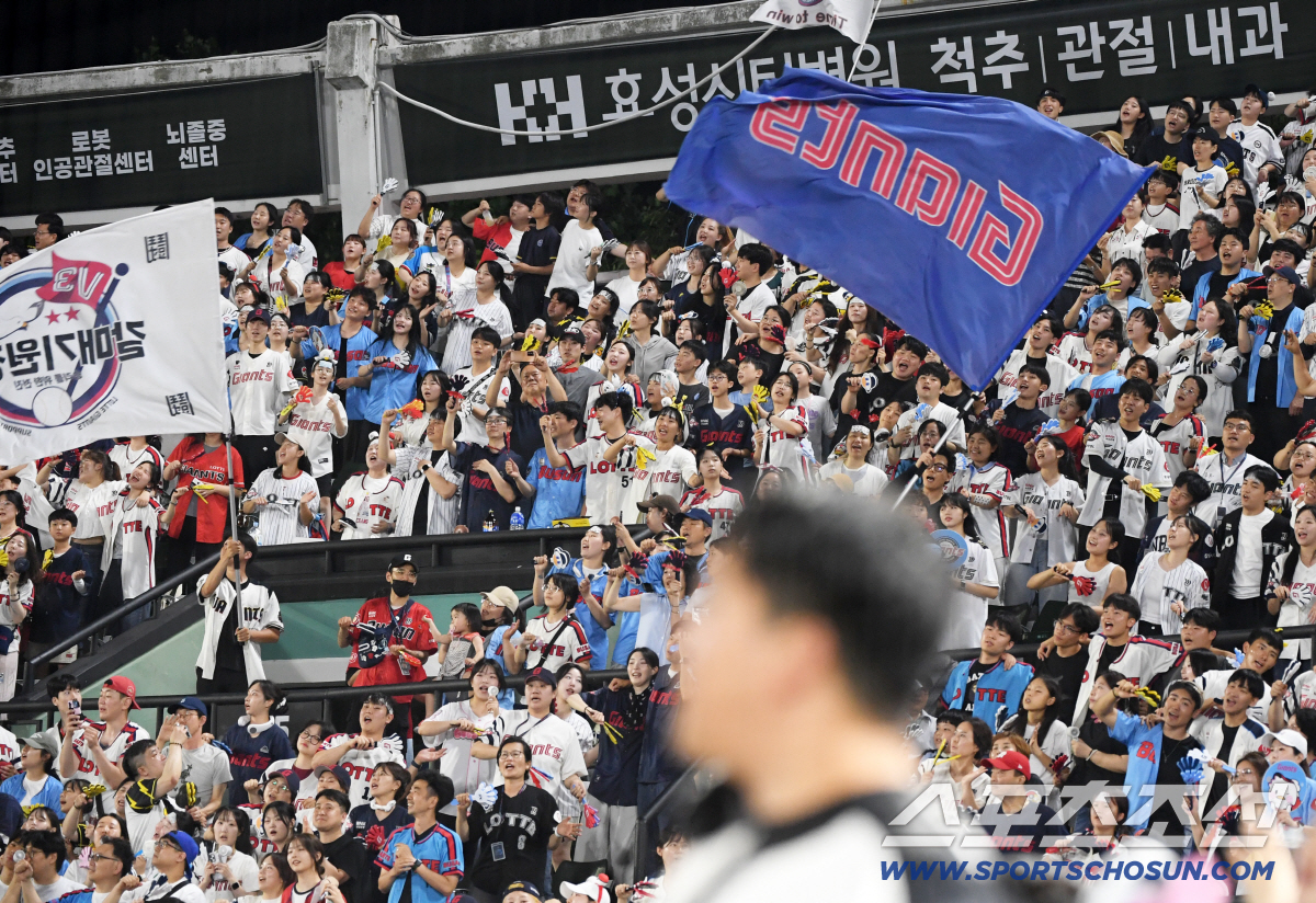 모두가 최다관중 신기록 파티인데... 작년 우승팀만 실패라니. 이게 무슨…