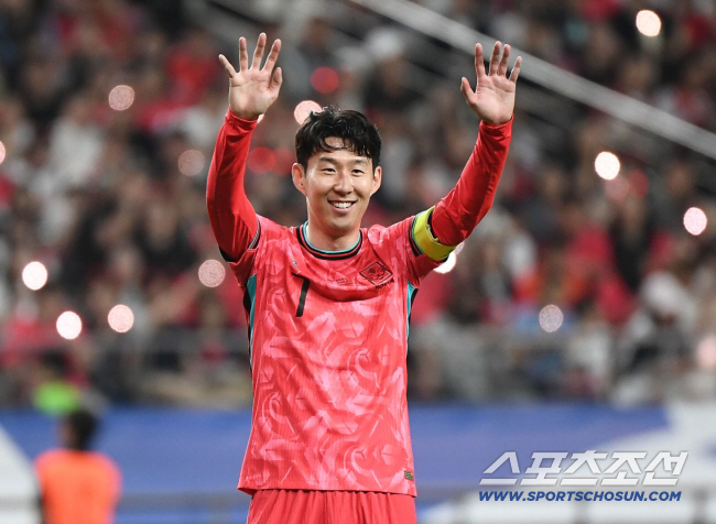 '韓 슈퍼스타' 손흥민 열심히 뛰어줘서 고마워!...토트넘 '빵긋'→'홍…