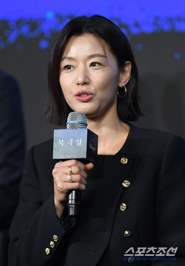 전지현, 루이비통·피아제 광고 퇴출 파문...‘북극성’ 中폄하 논란 직격…