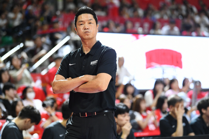 "우는 소리 아니다" 전희철 감독 매 시즌 '봄 농구' 갔는데 올 시즌은 어렵다?…워니-오재현 "옵션 늘었다"