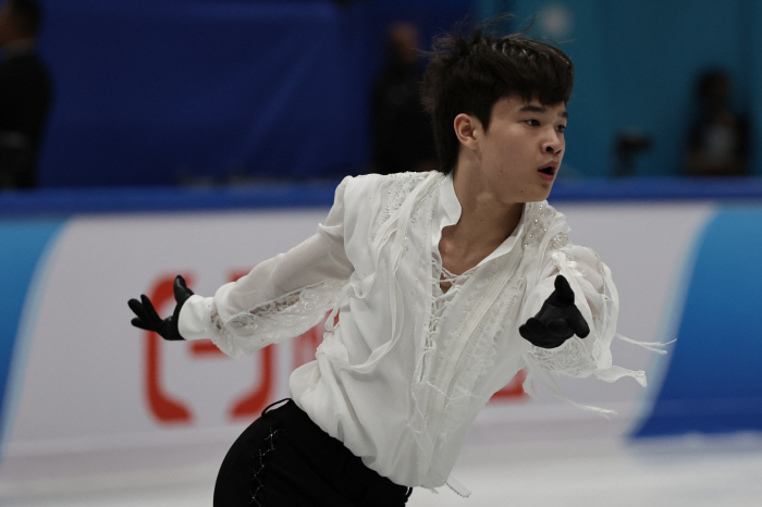 男 피겨 김현겸 눈물의 연기, 올림픽 추가 예선전 2위 '韓 출전권 한 장 더'