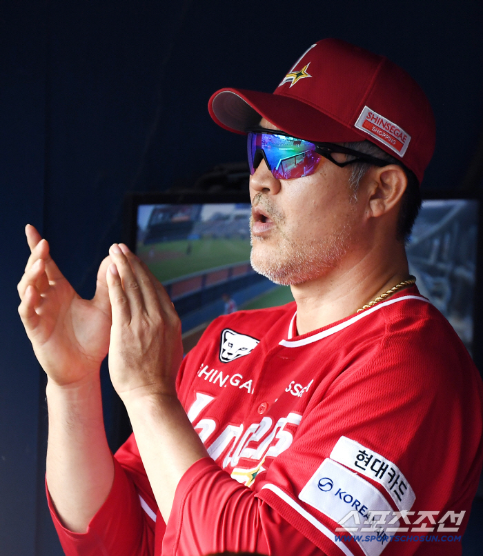 "어금니 꽉 깨물고 안썼던 것이..." 같은 4위로 출발한 8월인데... 작년에 5강 탈락→올해는 3위. 이숭용이 밝힌 비결은[인천 코멘트]