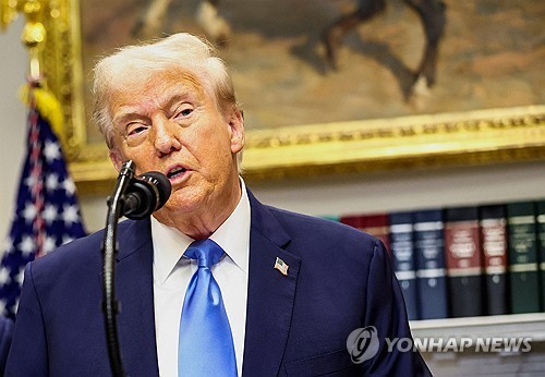 (로이터=연합뉴스) 도널드 트럼프 미국 대통령이 22일(현지시간) 백악관에서 발표하는 모습. 2025.9.22