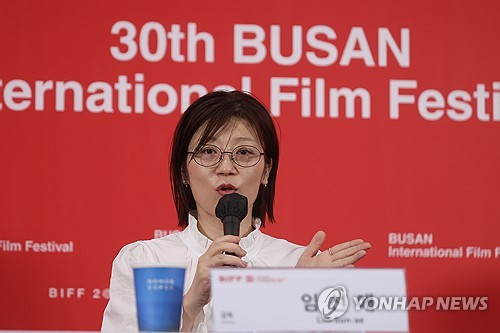 (부산=연합뉴스) 류효림 기자 = 임선애 감독이 23일 부산 해운대구 우동 영화의전당에서 열린 제30회 부산국제영화제 경쟁 부문 '실연당한 사람들을 위한 일곱 시 조찬모임' 기자회견에서 인사말을 하고 있다. 2025.9.23 ryousanta@yna.co.kr