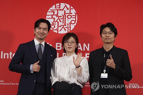 (부산=연합뉴스) 류효림 기자 = 배우 이진욱(왼쪽부터), 임선애 감독, 이성진 프로듀서가 23일 부산 해운대구 우동 영화의전당에서 열린 제30회 부산국제영화제 경쟁 부문 '실연당한 사람들을 위한 일곱 시 조찬모임' 기자회견에서 포즈를 취하고 있다. 2025.9.23 ryousanta@yna.co.kr