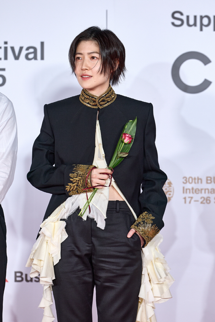 멋쁨이란 이런 것..심은경 '왕자님 룩'으로 BIFF 찢었다