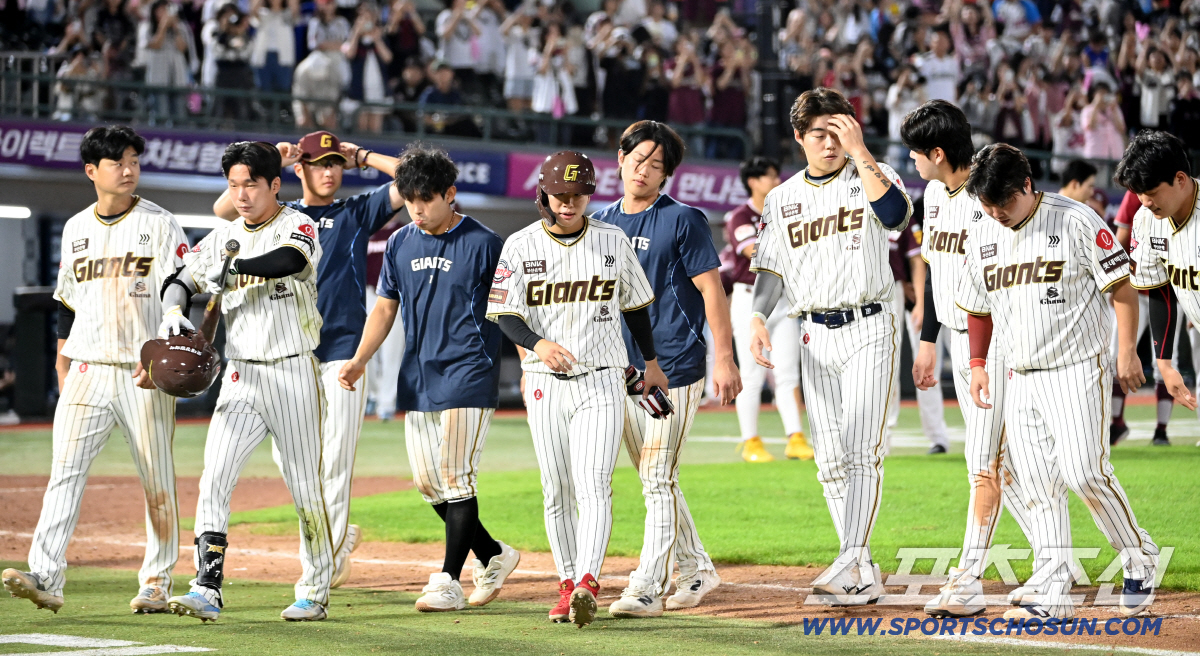 홈에서 남의 잔치 들러리 될라…두달째 '꼴찌' 롯데의 희망고문, 마지막 …