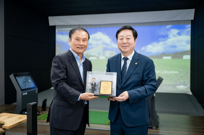 "학생과 지역민 골프 문화 확산 위해" 김영찬 이사장 사재 출연, 유원골프재단, 충남대에 GDR시스템 8대 기증