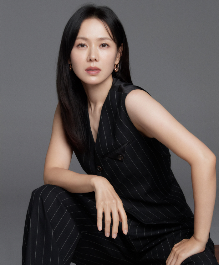 [인터뷰②] 손예진 "임시완, ♥현빈X이민정에게 '부부가 다른 부부 연기 보면 어떠냐' 묻더라"('어쩔수가없다')