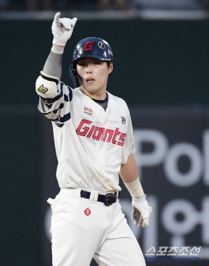 사령탑이 직접 밝힌 '154㎞ 괴물' 1군 제외된 이유 → 고승민 2루 복귀 