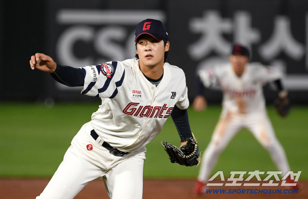 사령탑이 직접 밝힌 '154㎞ 괴물' 1군 제외된 이유 → 고승민 2루 …