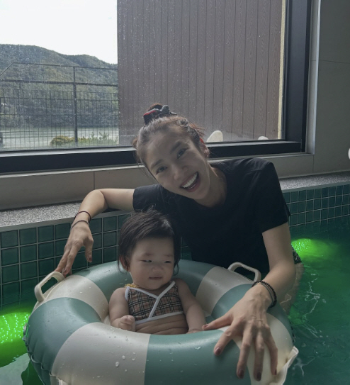 아빠 이규혁 닮아 엉엉 울었다는 손담비 딸...붕어빵 부녀의 "가족여행 …