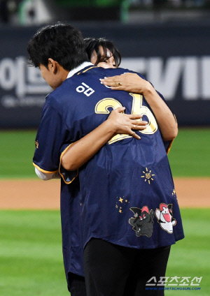 '엄마와 뜨거운 포옹' 꿈에 그리던 프로야구,  KT 위즈 유니폼 입은 임상우 '감격스러운 순간'