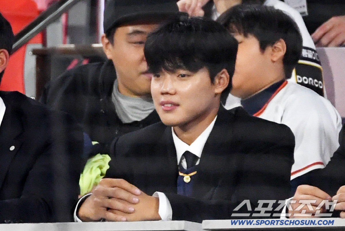 '엄마와 뜨거운 포옹' 꿈에 그리던 프로야구,  KT 위즈 유니폼 입은 …