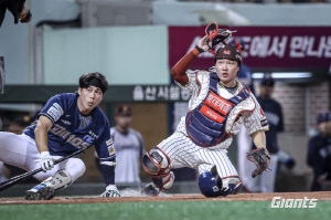 '지니어스'환의 계획된 플레이? 김태형 항의도 소용없었다…'병살→1아웃→결승타' 바뀐 논란의 순간 [울산현장]