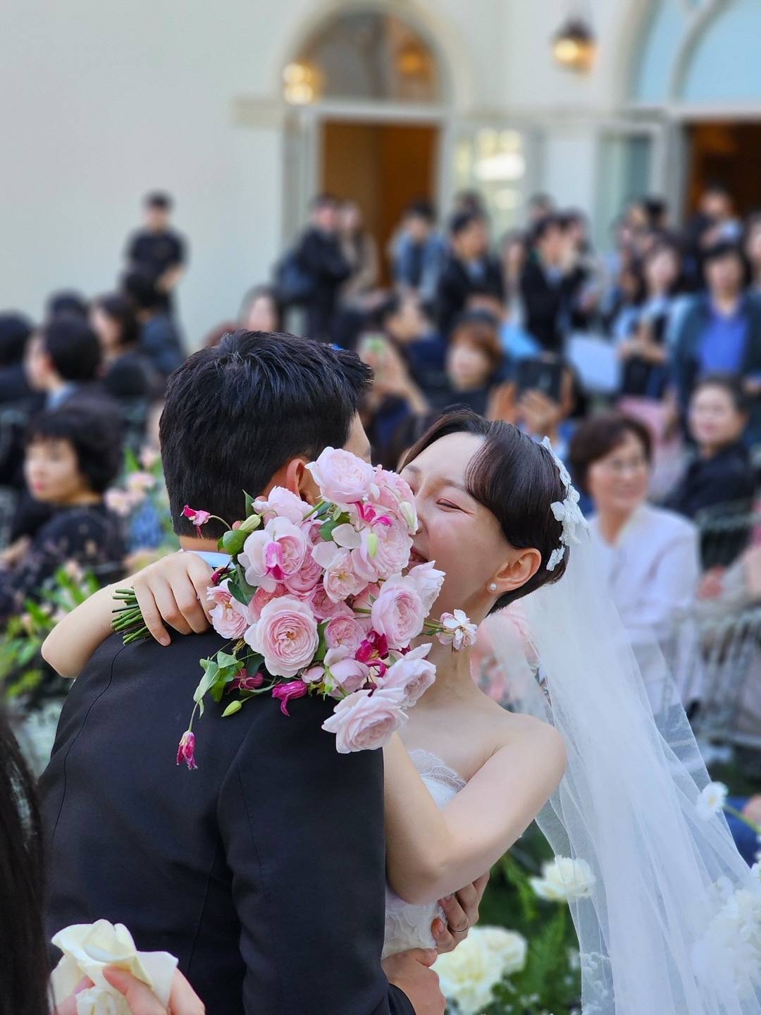 이유영, 딸과 함께한 결혼식…훈남 남편 얼굴도 당당히 공개[SC이슈]