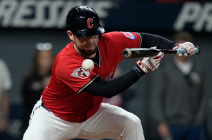 투수도 글러브 모자 던지며 괴로워했다…159.5㎞에 번트가 낳은 비극 