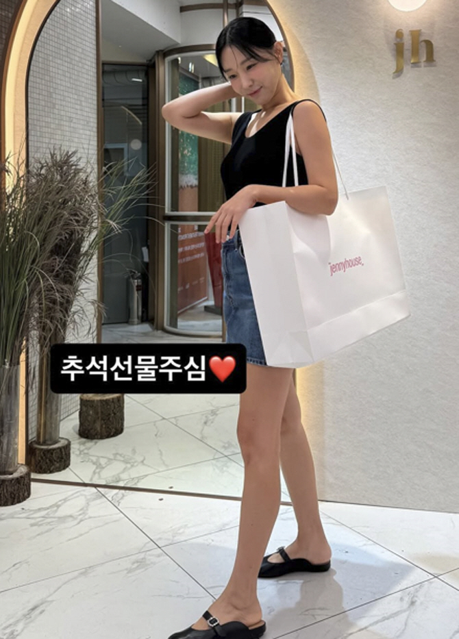 '46세' 이지혜, 벌써 갱년기 왔나...가을비에도 민소매 입고 "나만 …