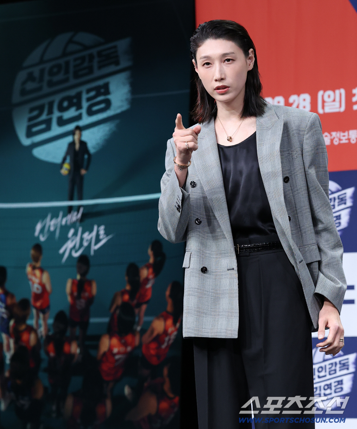 '신인감독' 김연경 "감독돼서 차분해진 줄 알았는데…어떤 비속어 썼는지 …