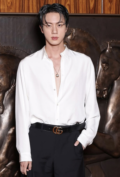 BTS 진, 결국 단추 풀었다..유교보이 밀라노 파격 노출에 아미들 '환…